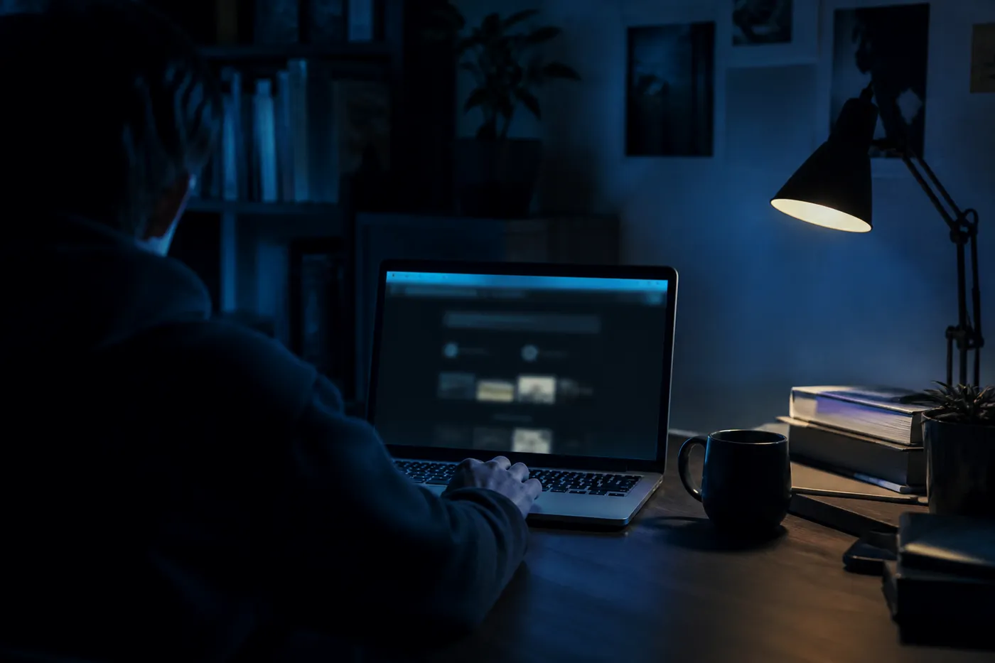 A user exploring DuckDuckGo on Tor Browser, highlighting privacy while browsing the dark web in a cozy setting.